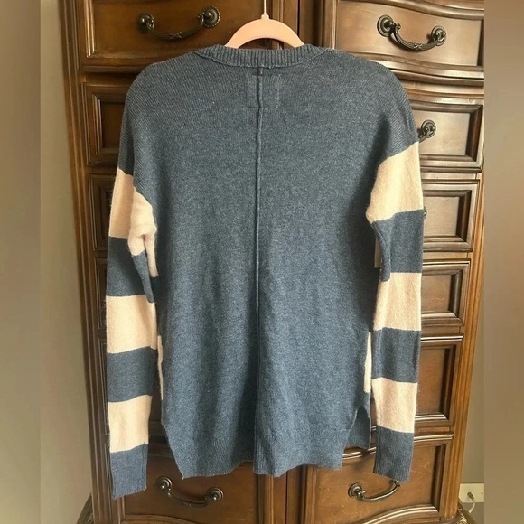 Abercrombie & Fitch Blue Beige Striped Button Front Cardigan Sweater Size Medium - Picture 2 of 2